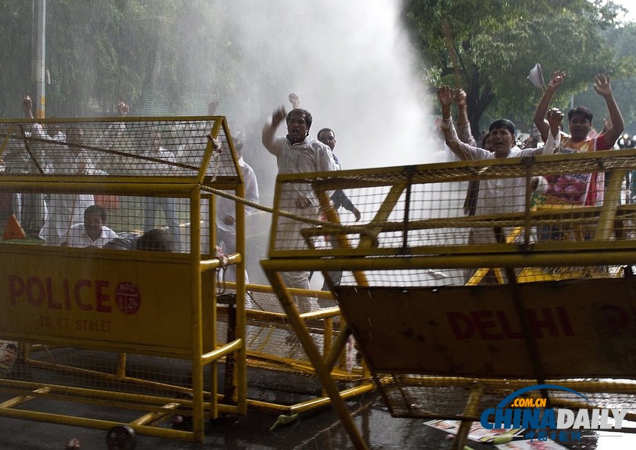 印度反對黨活動家抗議執政黨食品安全項目 遭警方暴力驅散（組圖）