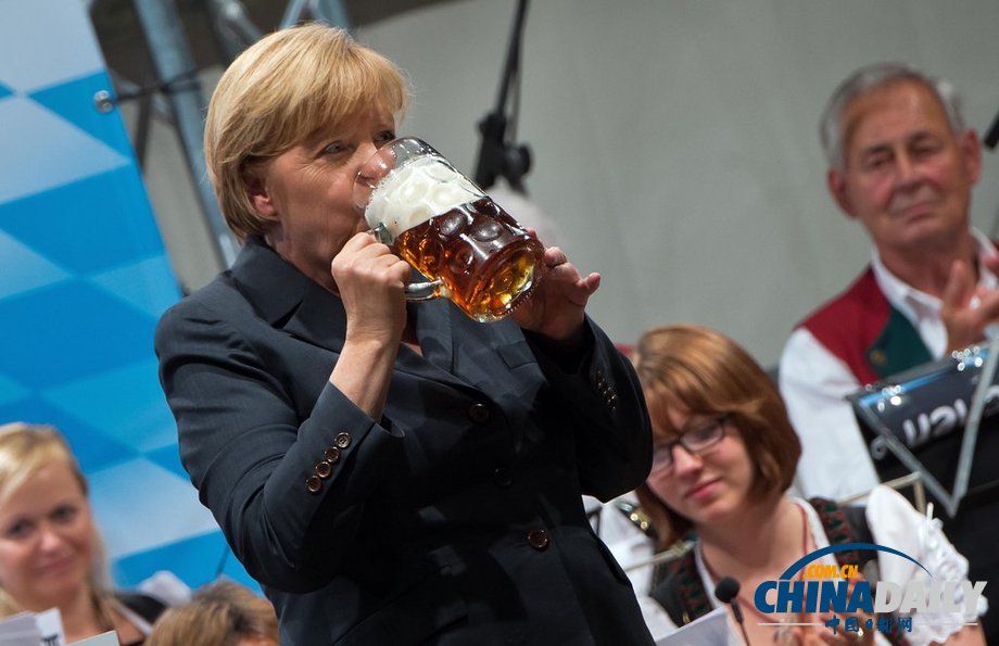 德國總理默克爾出席選舉活動(dòng) 現(xiàn)場(chǎng)豪飲啤酒（高清組圖）