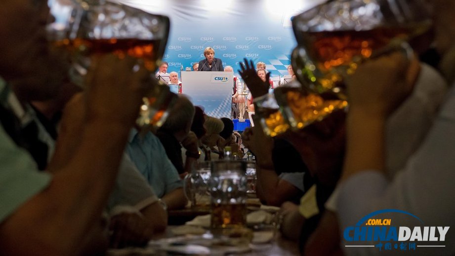 德國(guó)總理默克爾出席選舉活動(dòng) 現(xiàn)場(chǎng)豪飲啤酒（高清組圖）