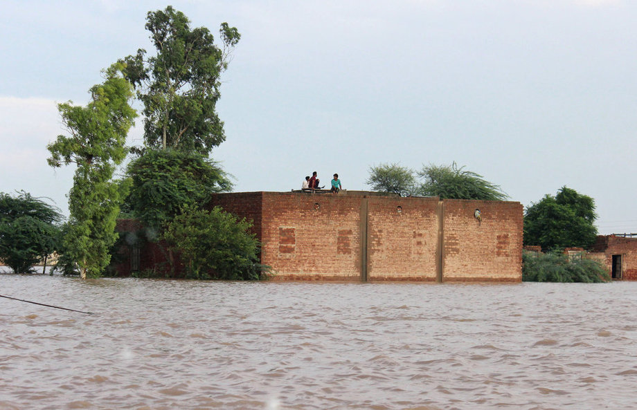 巴基斯坦洪災(zāi)已致至少118人死亡 軍隊(duì)幫助災(zāi)民轉(zhuǎn)移（組圖）
