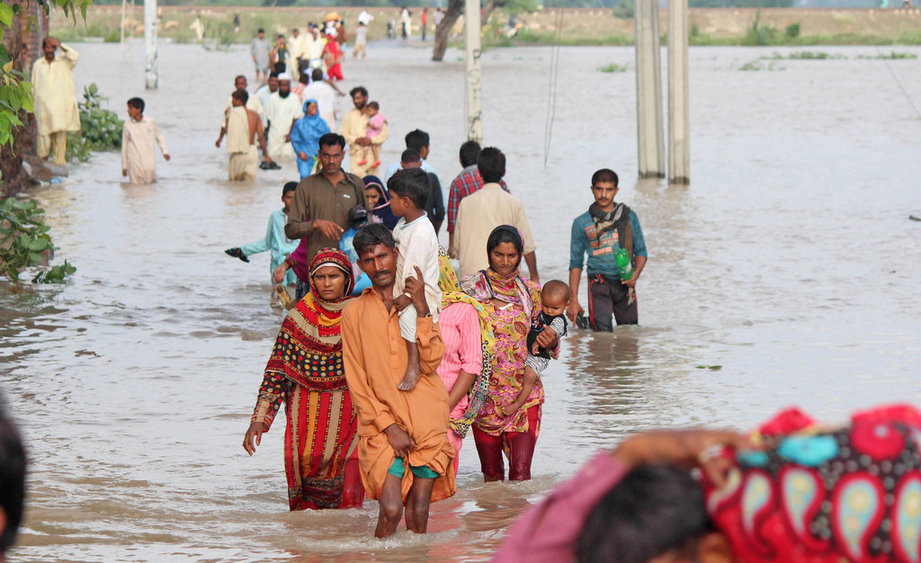巴基斯坦洪災(zāi)已致至少118人死亡 軍隊(duì)幫助災(zāi)民轉(zhuǎn)移（組圖）