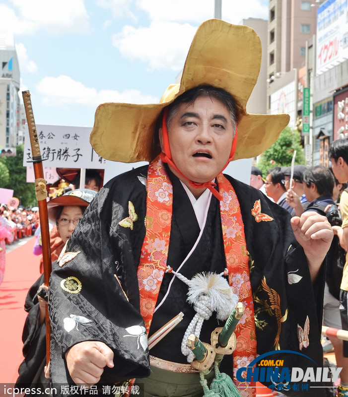 日本名古屋市長(zhǎng)亮相cosplay峰會(huì)紅毯 左擁右抱艷福不淺（組圖）