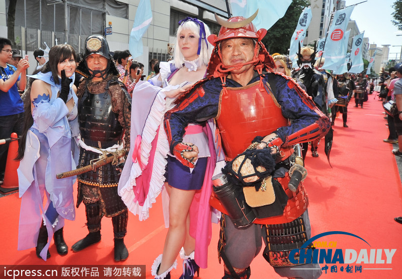 日本名古屋市長(zhǎng)亮相cosplay峰會(huì)紅毯 左擁右抱艷福不淺（組圖）