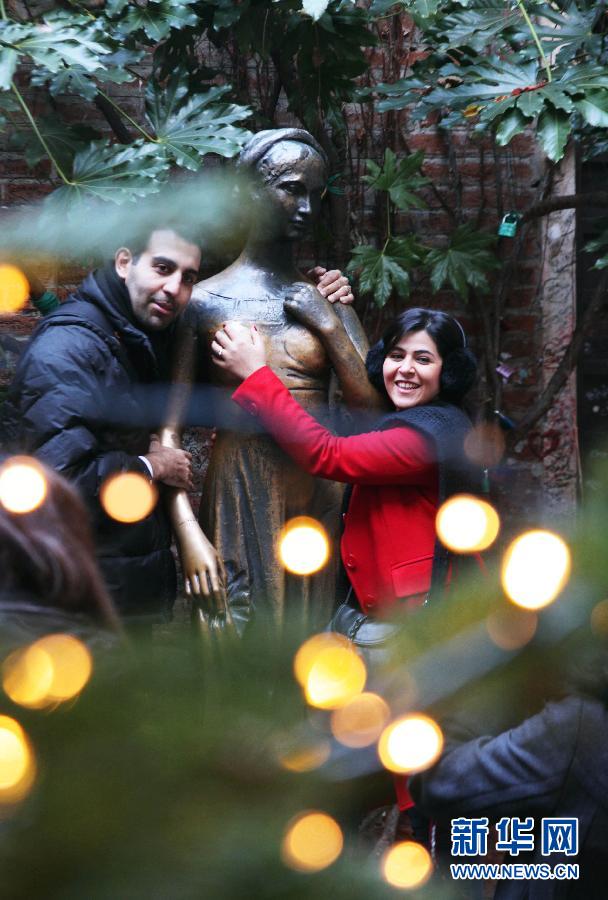 盤(pán)點(diǎn)被愛(ài)不釋手的雕塑 游客愛(ài)合照尷尬部位總被襲