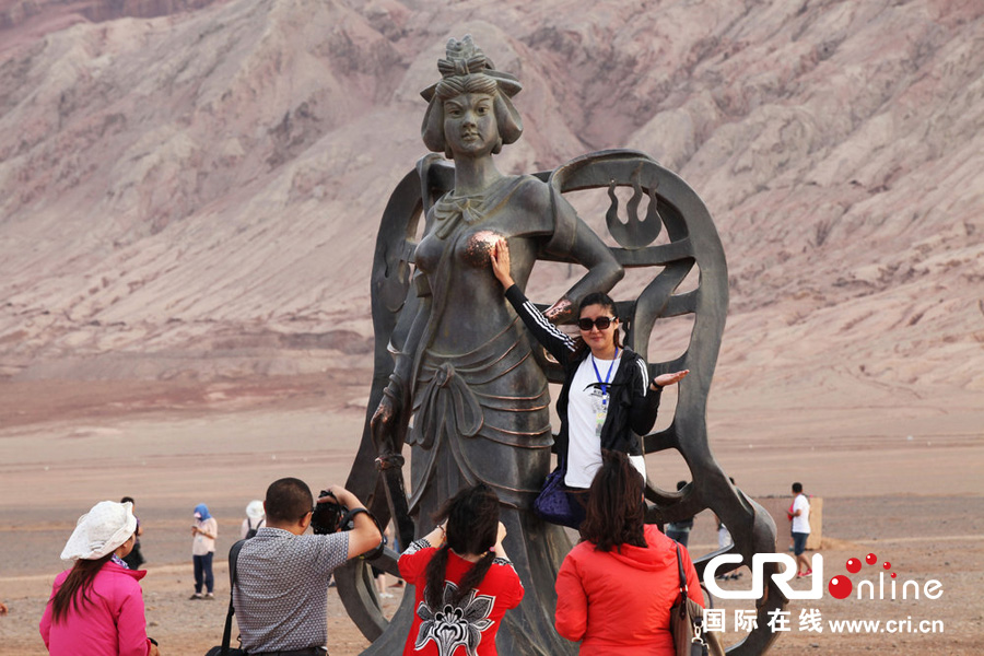 盤點被愛不釋手的雕塑 游客愛合照尷尬部位總被襲