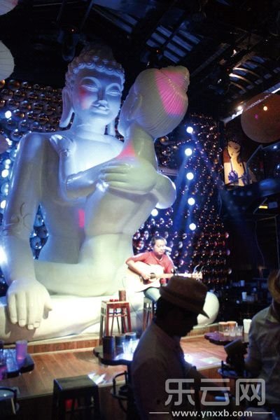 盤點被愛不釋手的雕塑 游客愛合照尷尬部位總被襲