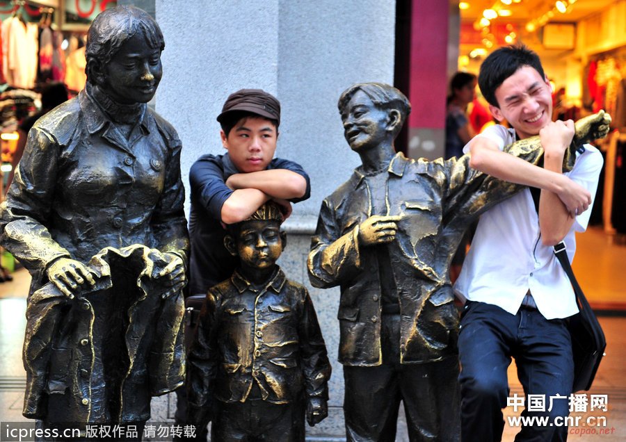 盤點被愛不釋手的雕塑 游客愛合照尷尬部位總被襲