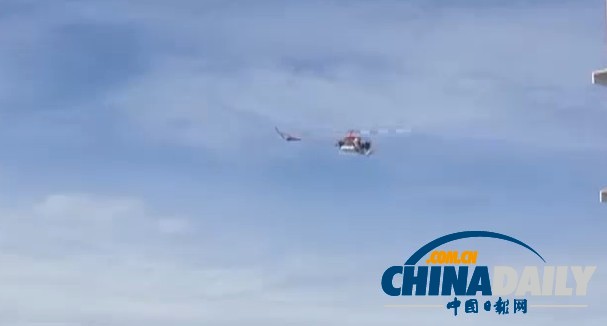 美國一小鎮上空突然“掉”美元 民眾欣喜撿錢