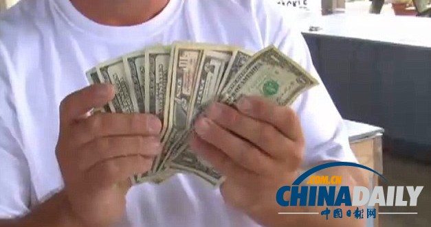 美國一小鎮上空突然“掉”美元 民眾欣喜撿錢