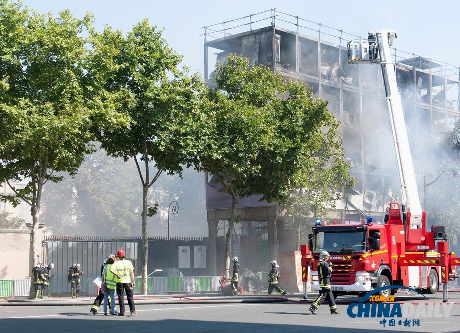 法國(guó)巴黎一高檔酒店突發(fā)大火 原因不詳（高清組圖）