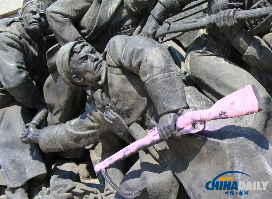 保加利亞蘇聯紅軍紀念碑遭破壞 青銅雕塑被噴粉漆（組圖）