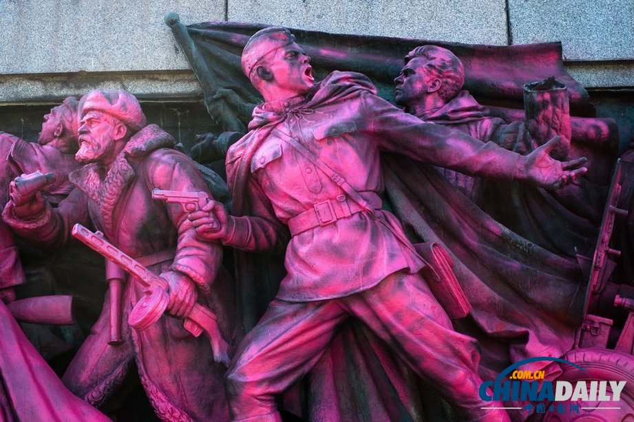保加利亞蘇聯紅軍紀念碑遭破壞 青銅雕塑被噴粉漆（組圖）