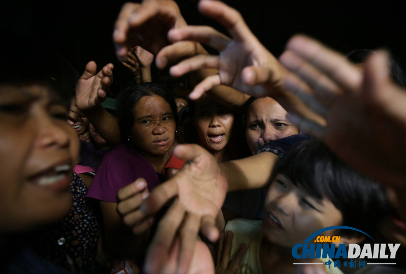 菲律賓洪水災民爭搶救濟物品 “潭美”已致8人死亡（組圖）