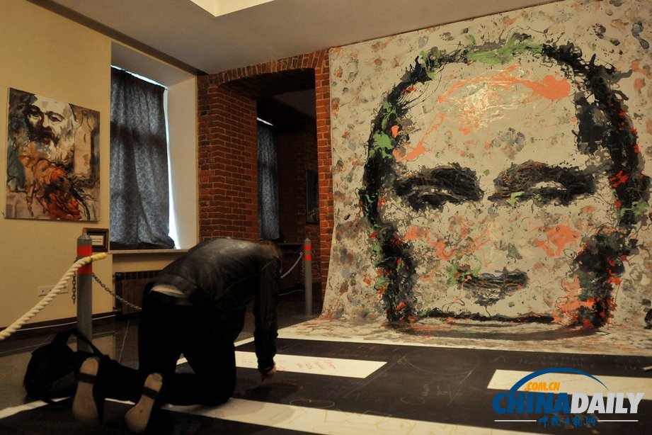 俄羅斯舉辦藝術展 普京梅德韋杰夫遭惡搞穿內衣亮相（組圖）