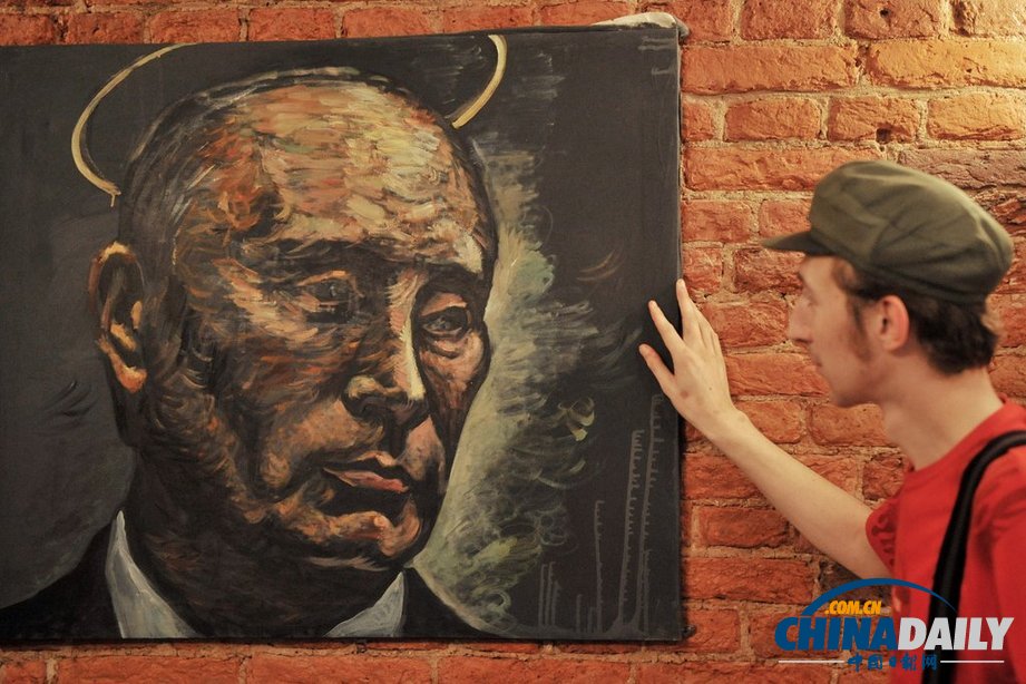 俄羅斯舉辦藝術展 普京梅德韋杰夫遭惡搞穿內衣亮相（組圖）