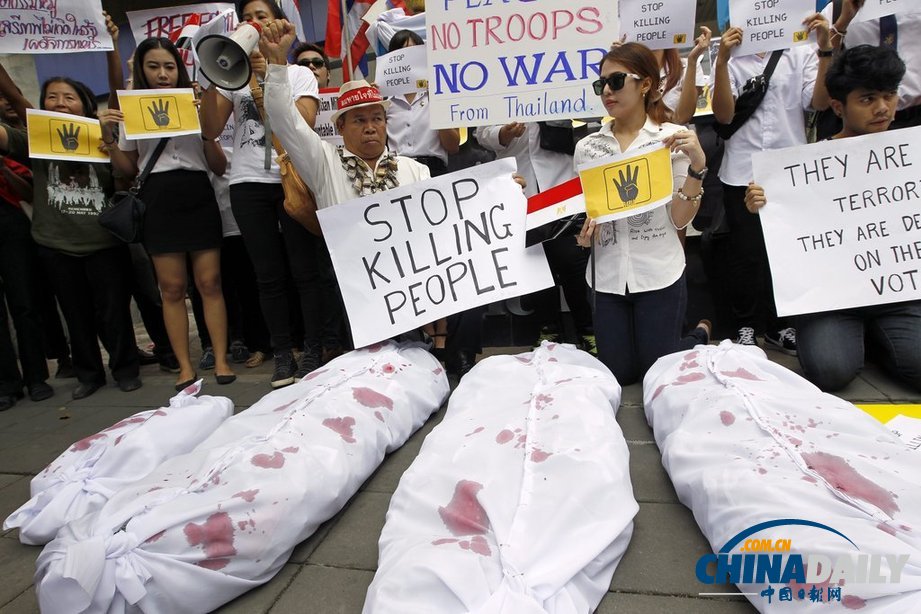 泰國(guó)民眾攜“尸體”在埃及大使館前示威 抗議軍方血腥清場(chǎng)（組圖）