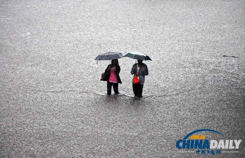 菲律賓洪水災民爭搶救濟物品 “潭美”已致8人死亡（組圖）