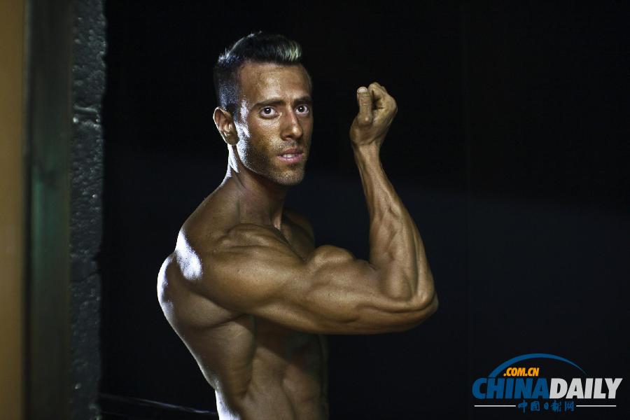 以色列業余健美賽選手后臺秀勁爆肌肉 展示力與美