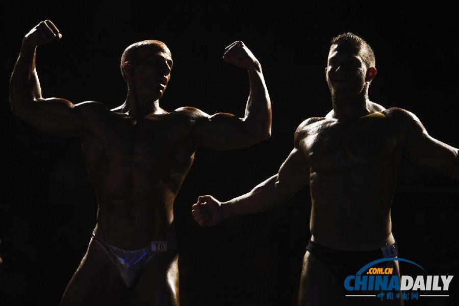 以色列業余健美賽選手后臺秀勁爆肌肉 展示力與美