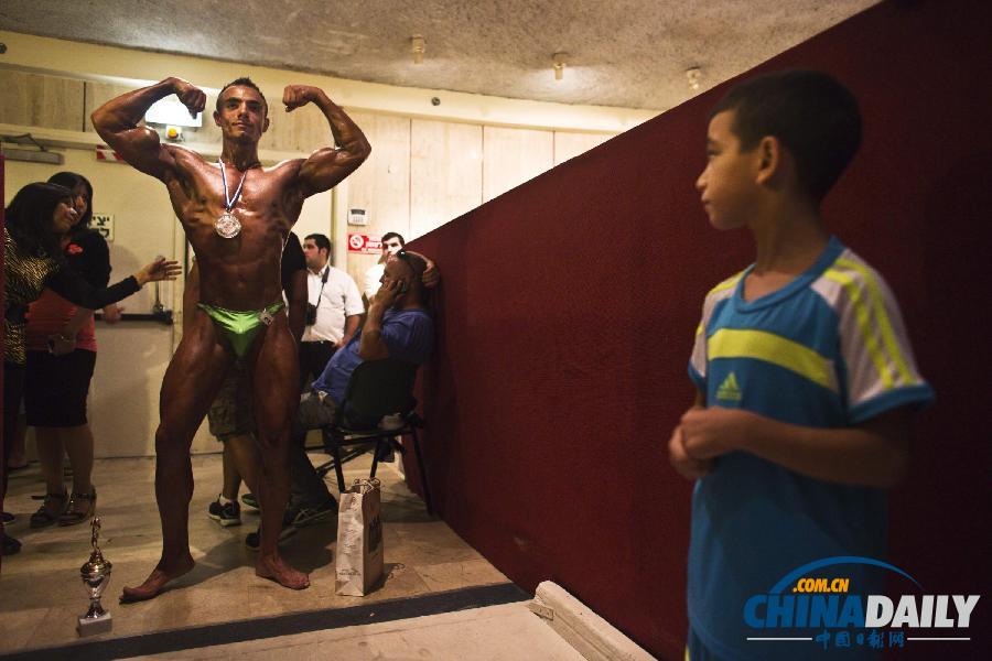 以色列業余健美賽選手后臺秀勁爆肌肉 展示力與美
