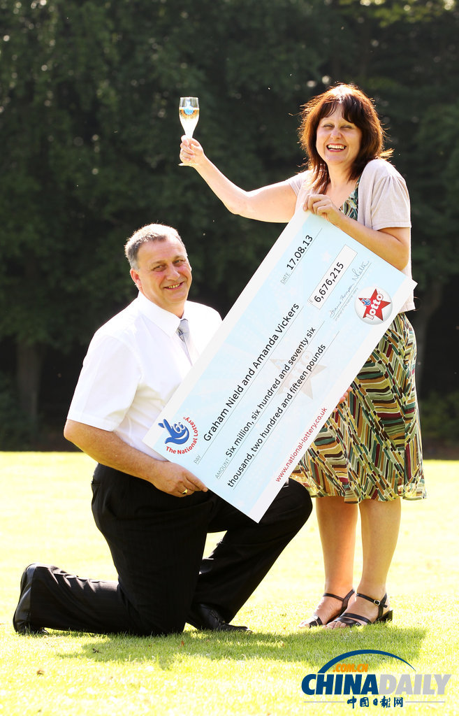 英情侶中近668萬英鎊大獎 男子獲勇氣向女友求婚