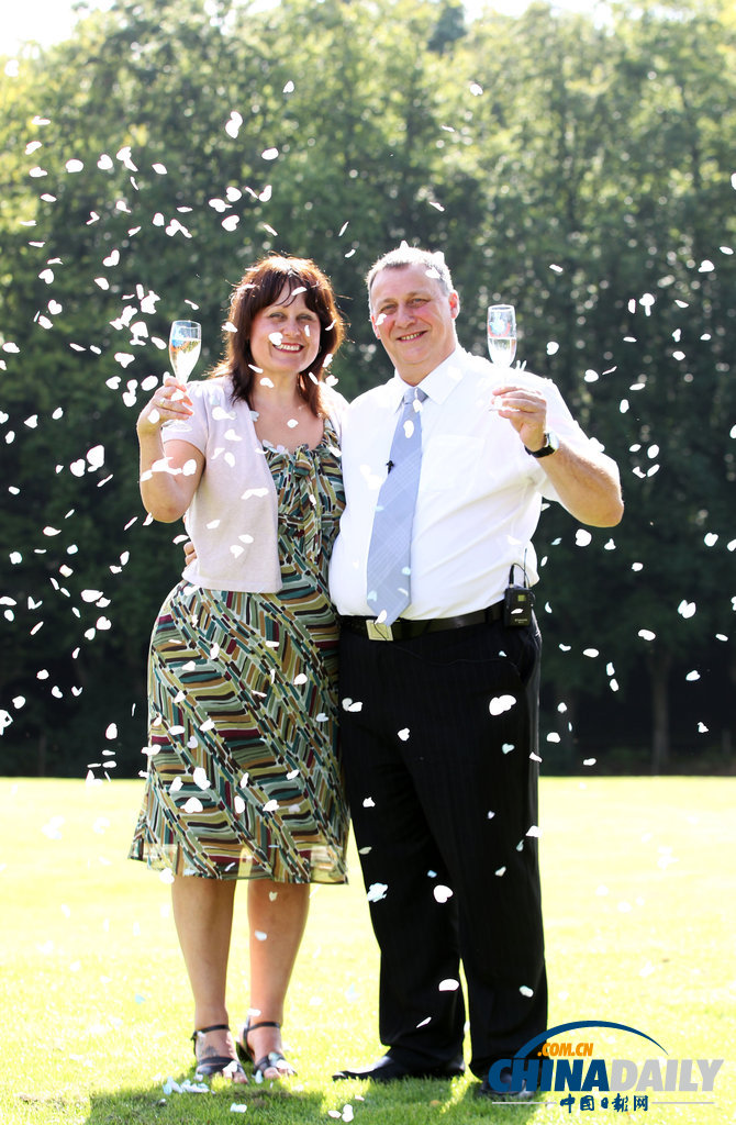 英情侶中近668萬英鎊大獎 男子獲勇氣向女友求婚