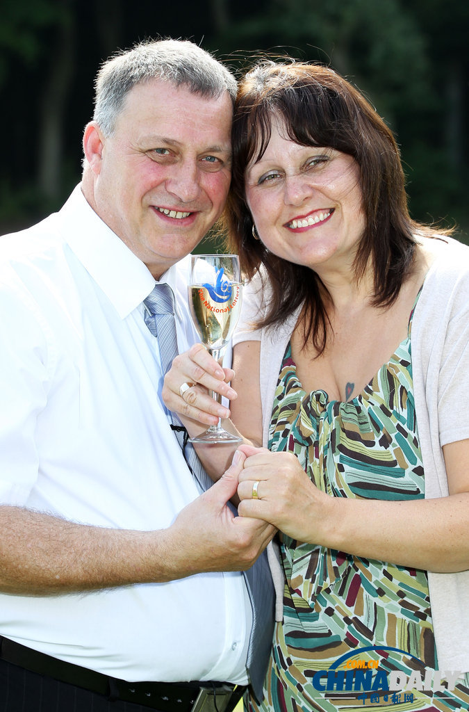 英情侶中近668萬英鎊大獎 男子獲勇氣向女友求婚