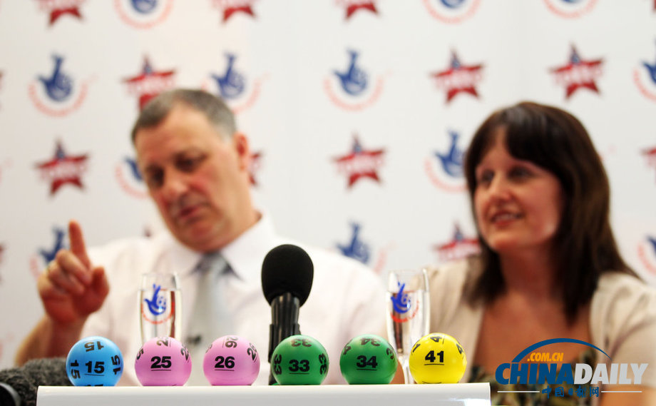 英情侶中近668萬英鎊大獎 男子獲勇氣向女友求婚