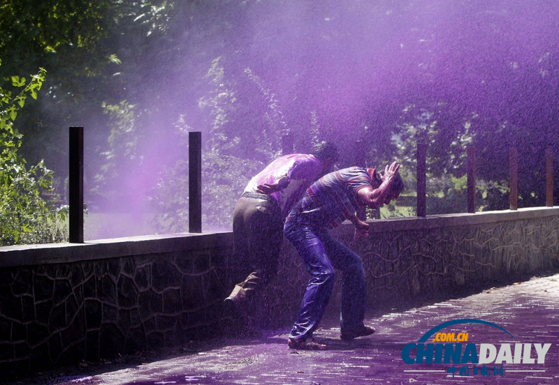 克什米爾公務員示威 警方用紫色水柱驅散人群（高清組圖）