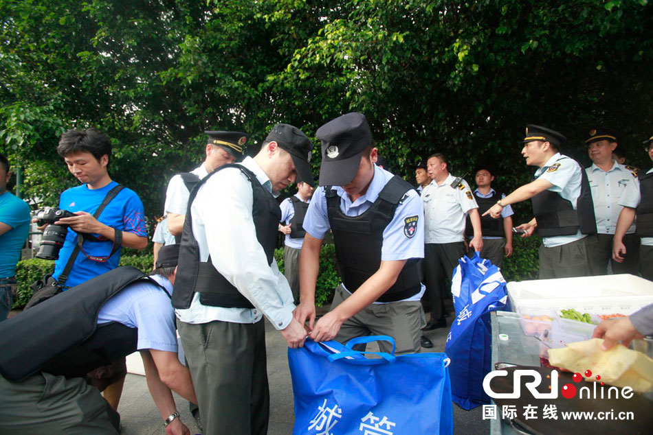 廣州上百城管穿防刺背心高調執法(高清組圖)