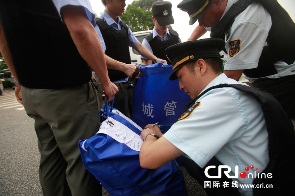 廣州上百城管穿防刺背心高調執法(高清組圖)