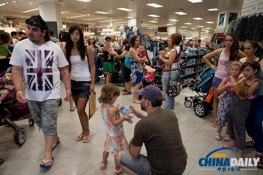 給寶寶喂奶遭歧視 西班牙哺乳期媽媽舉行全國示威