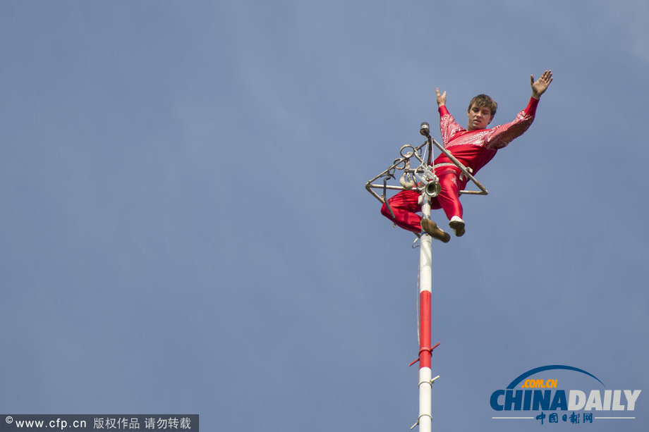 德國高空鋼絲表演隊上演刺激表演 騎摩托空中“飆車”