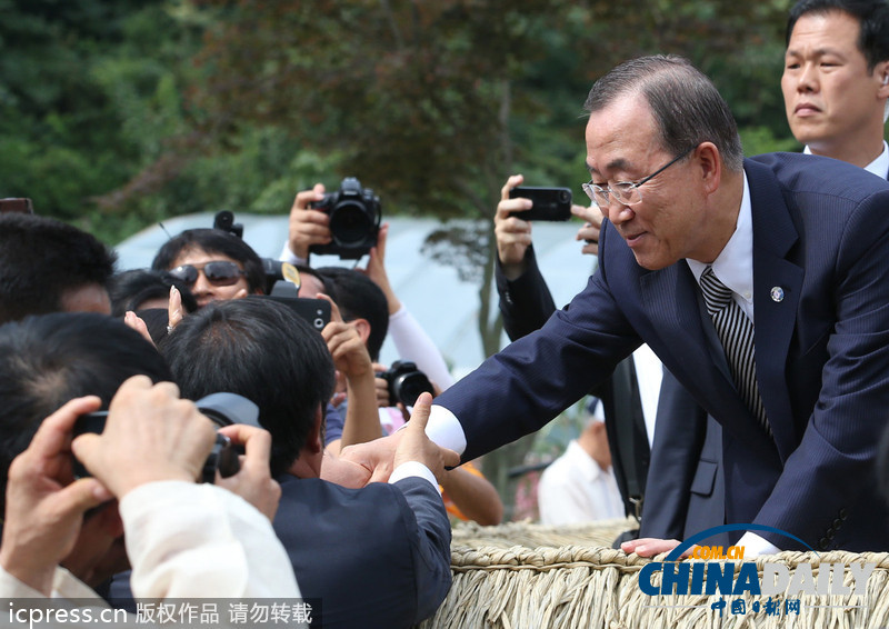 聯(lián)合國(guó)秘書長(zhǎng)潘基文夫婦回鄉(xiāng)祭祖掃墓