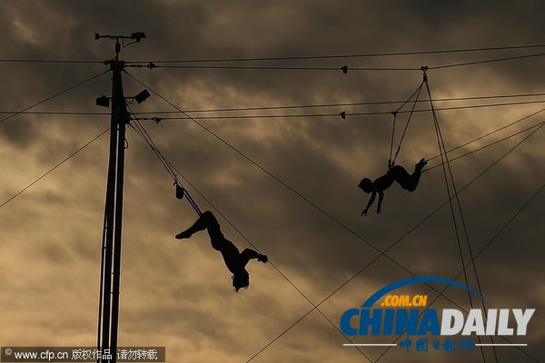 感受美國紐約秋千學校 空中搖蕩驚心動魄（組圖）