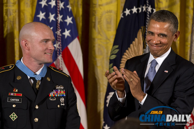 奧巴馬為美國(guó)大兵頒發(fā)榮譽(yù)獎(jiǎng)?wù)?贊其阿富汗行動(dòng)中勇敢