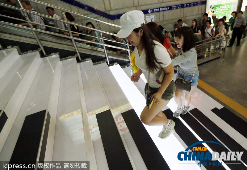 韓國地鐵站設鋼琴階梯 讓爬樓梯變“奏樂”（組圖）