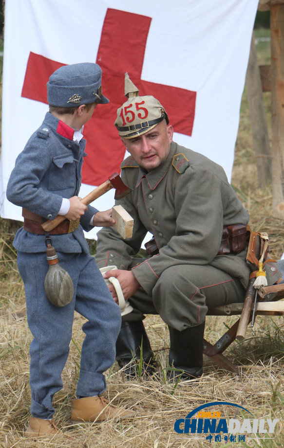 俄軍方舉辦“貢比涅之戰”節日 重現百年前戰爭場面（高清組圖）