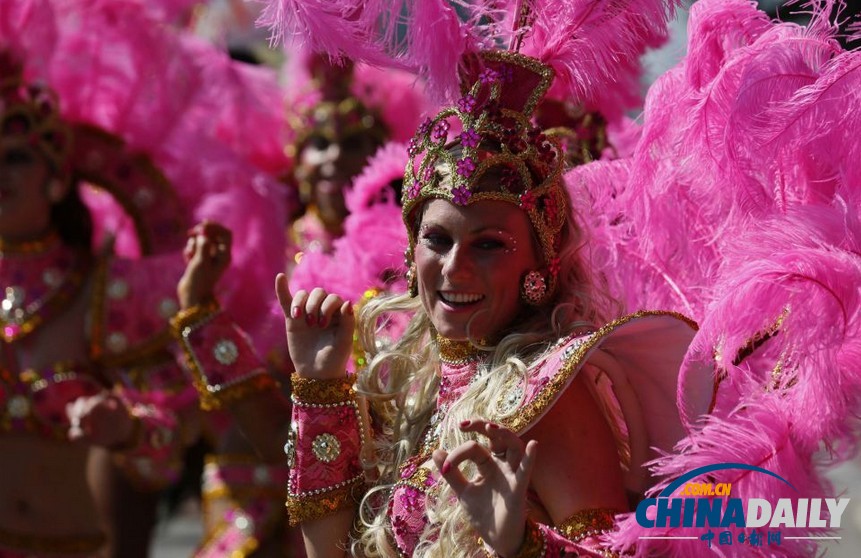 英國諾丁山狂歡節 陽光、美女匯聚成歡樂海洋（圖）