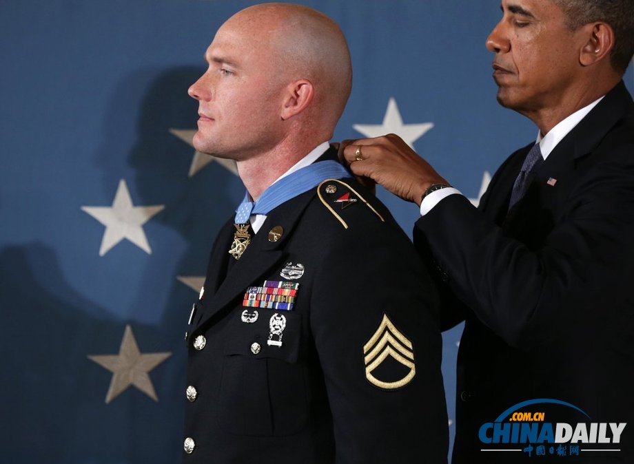 美國(guó)總統(tǒng)奧巴馬為美軍上士授予特殊勇敢獎(jiǎng)?wù)? style=