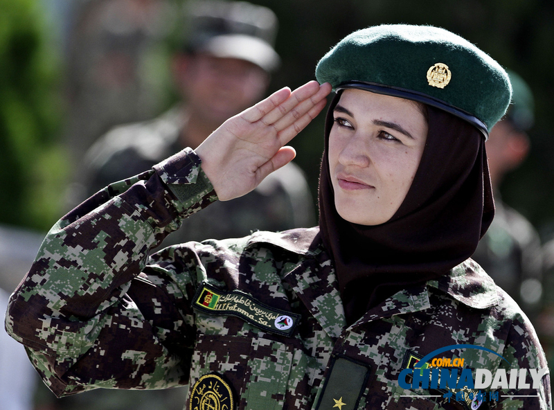 阿富汗國民軍士兵畢業典禮 女兵英姿颯爽（圖）