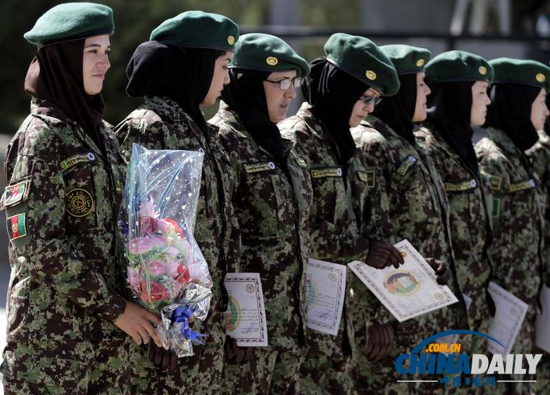 阿富汗國民軍士兵畢業典禮 女兵英姿颯爽（圖）