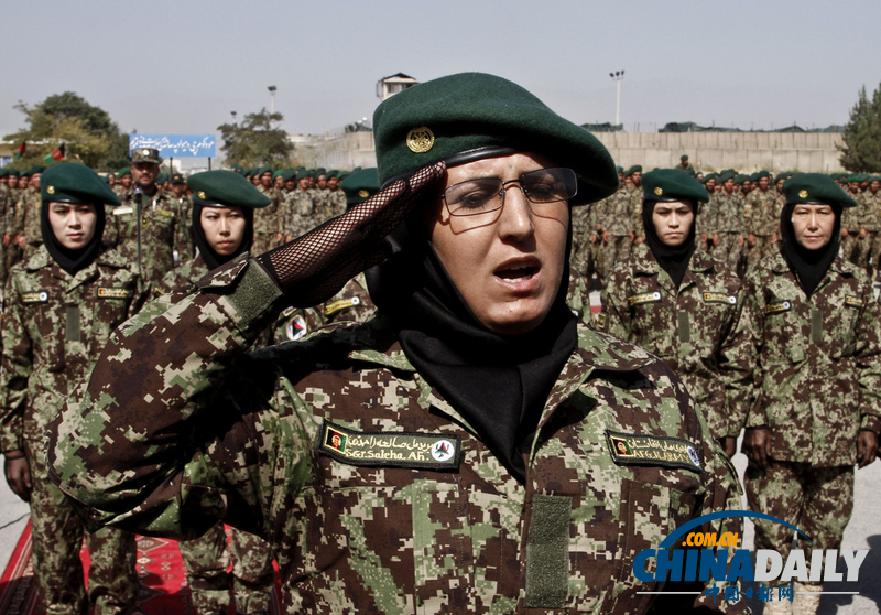 阿富汗國民軍士兵畢業典禮 女兵英姿颯爽（圖）