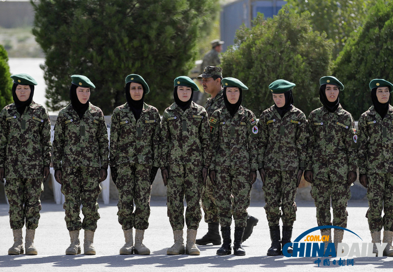 阿富汗國民軍士兵畢業典禮 女兵英姿颯爽（圖）