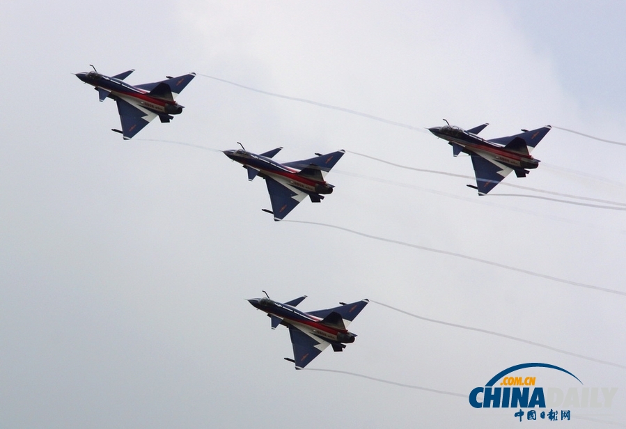中國(guó)空軍八一飛行表演隊(duì)亮相莫斯科航展