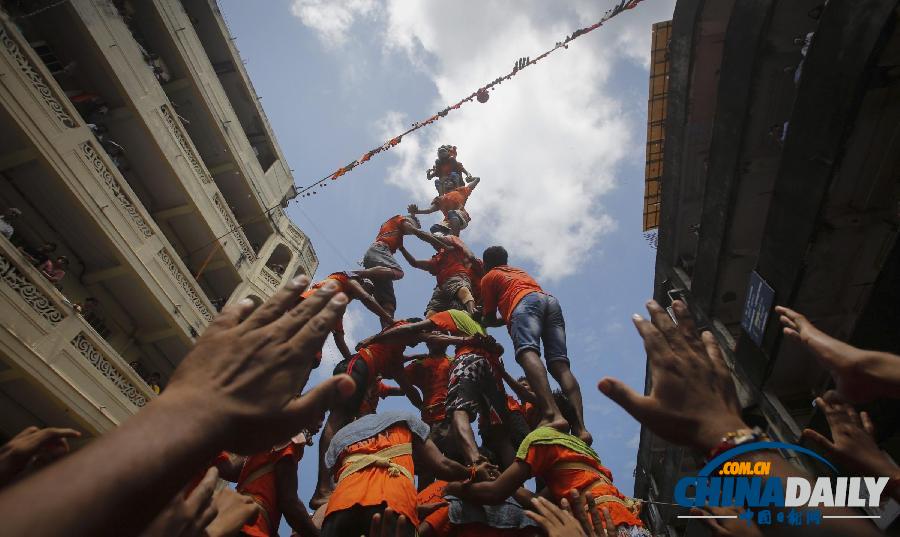 印度民眾“疊羅漢”慶祝傳統宗教節日