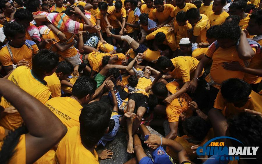 印度民眾“疊羅漢”慶祝傳統宗教節日