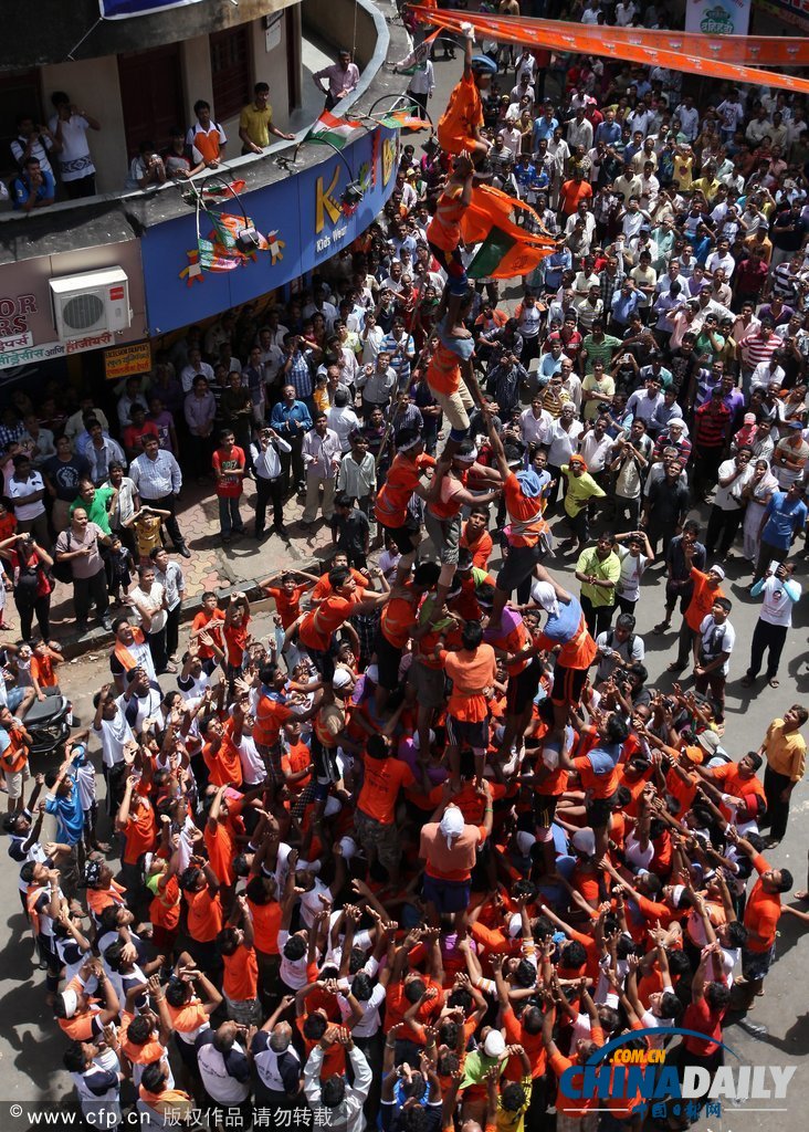 印度民眾“疊羅漢”慶祝傳統(tǒng)宗教節(jié)日