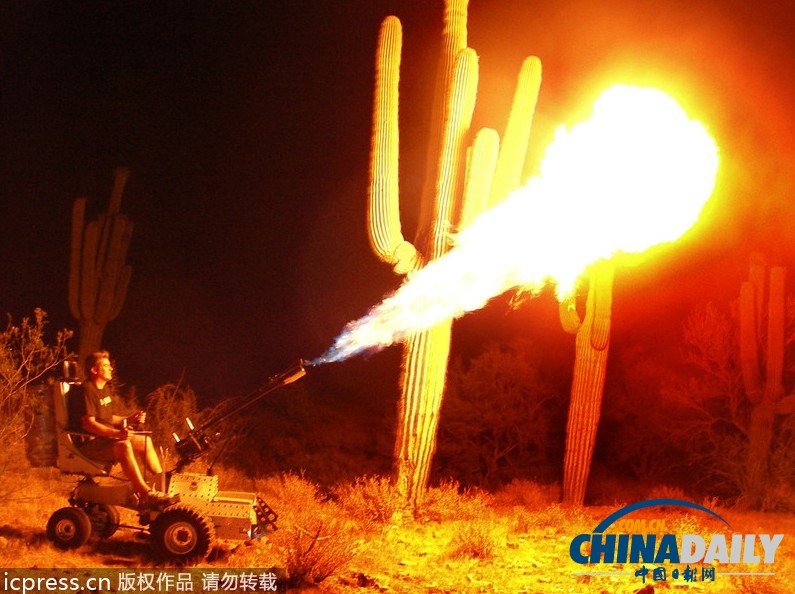 美國(guó)工程師打造噴火輪椅 殘疾人也能拉風(fēng)出行