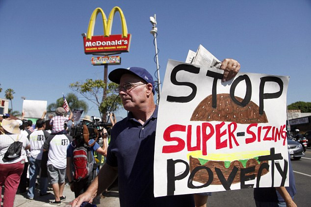 美快餐業員工大罷工要求工資加倍